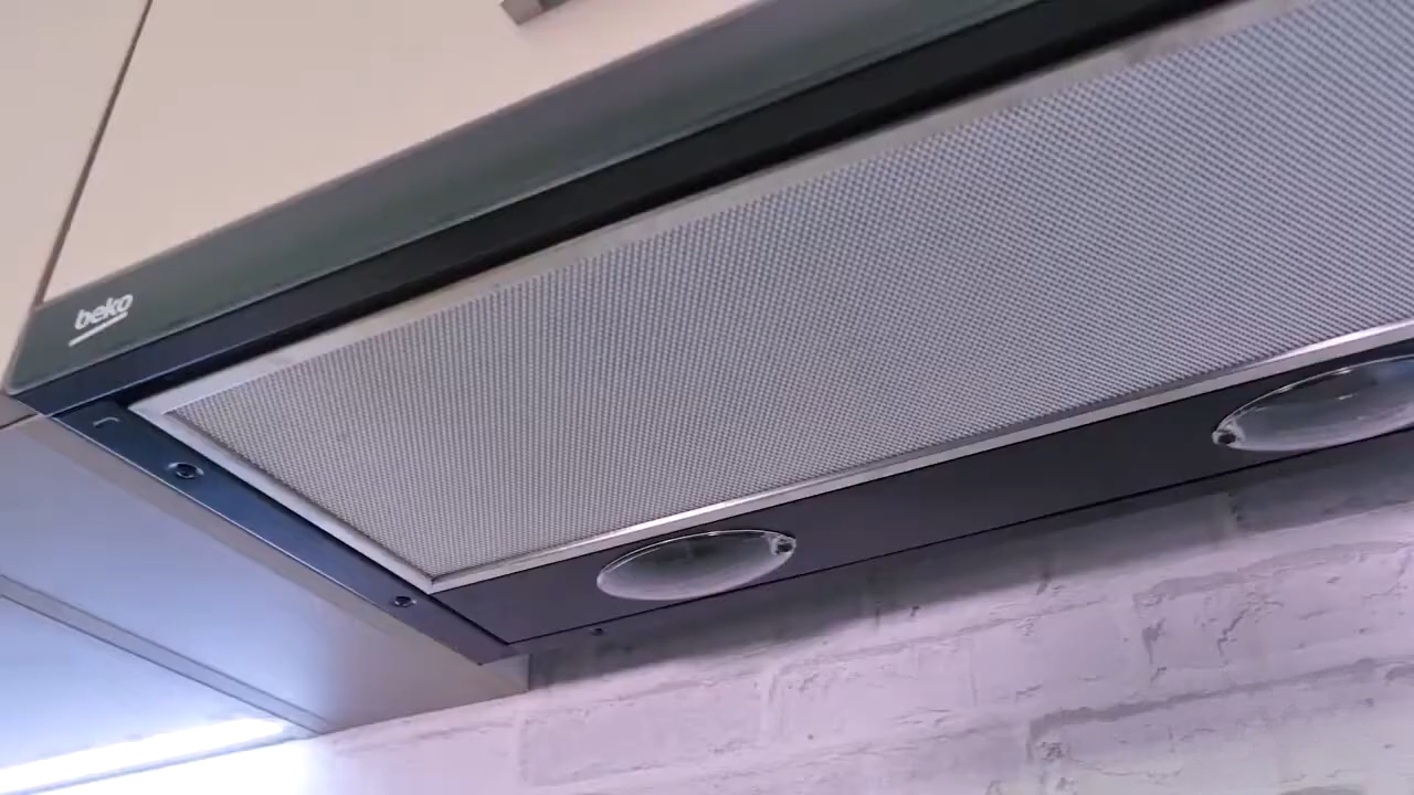 BEKO teleskopski aspirator ugrađen ispod elementa sa metalnim filterom i LED svetlima