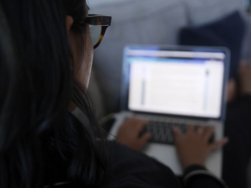 Devojka piše blog post na laptopu