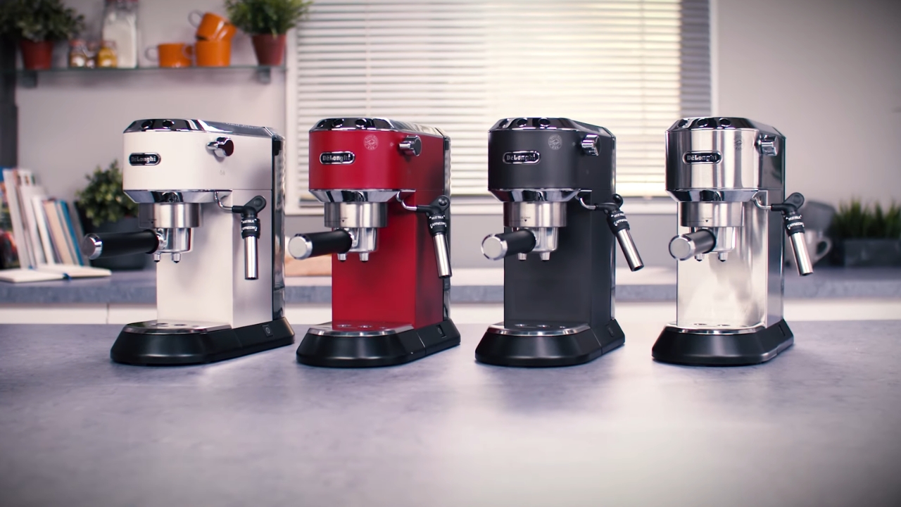 Više modela aparata za espresso stoji poređano na kuhinjskom pultu