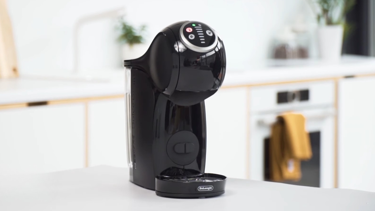 Aparat za kafu na kapsule stoji na kuhinjskom pultu spreman za upotrebu