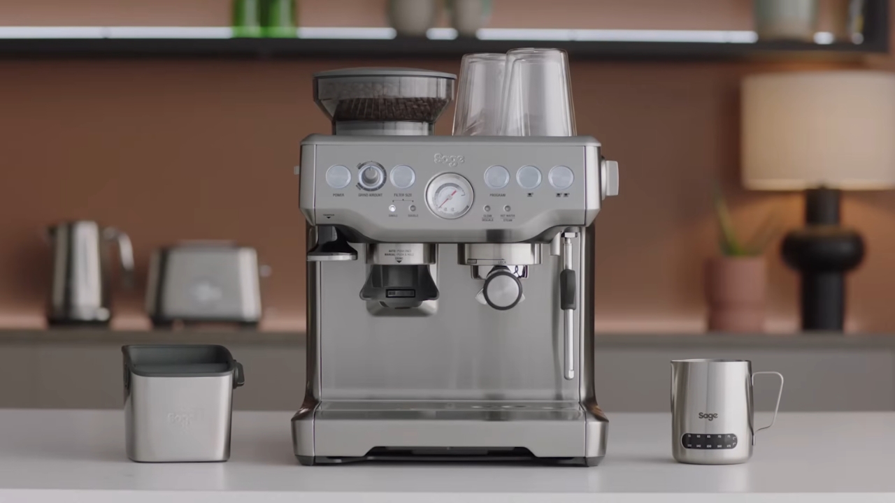 Polu-automatski aparat za espresso sa ugrađenim mlinom stoji na kuhinjskom pultu