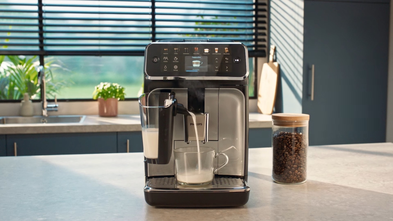 Automatski aparat za kafu pravi napitak sa mlekom na kuhinjskom pultu