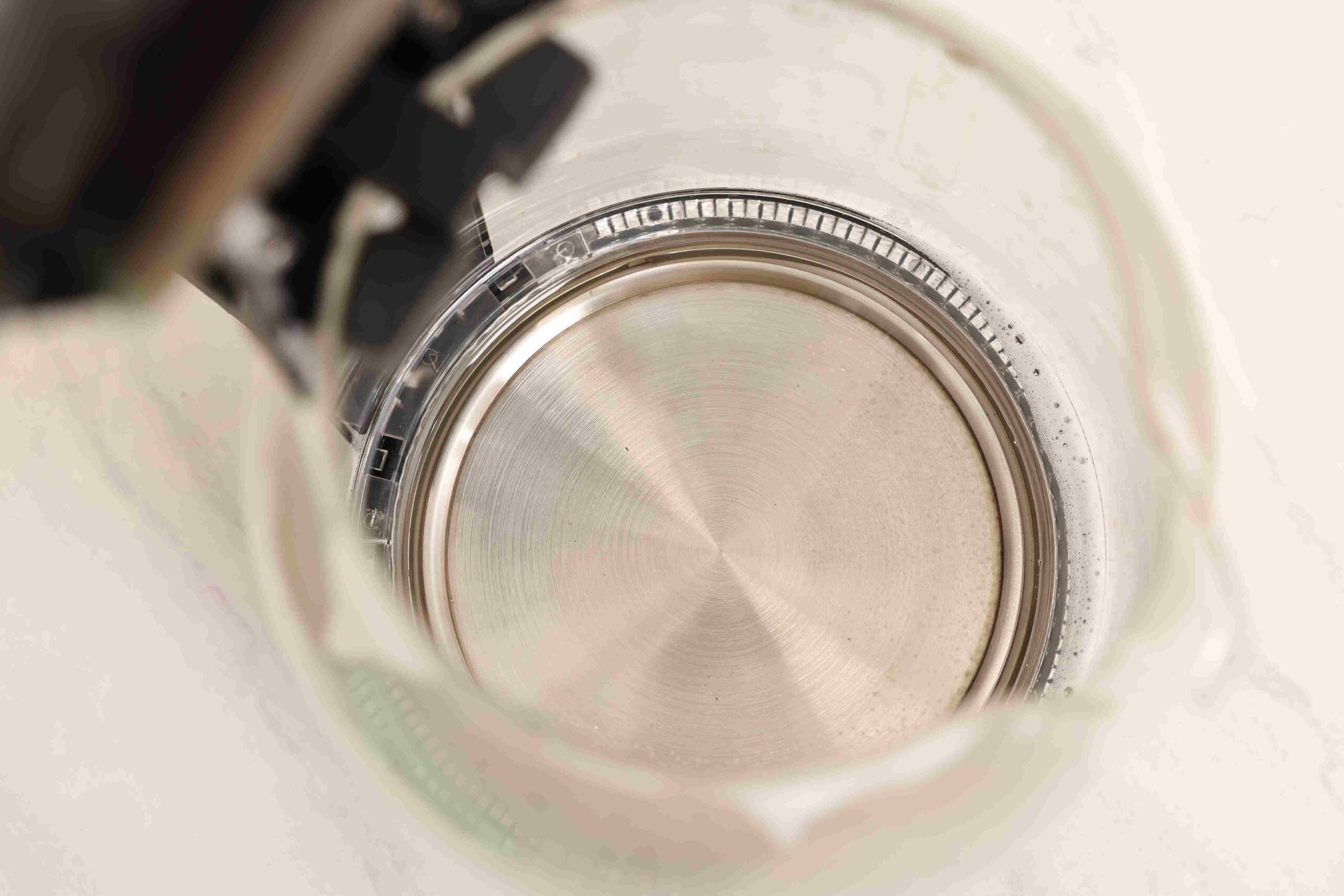 Unutrašnjost električnog kuvala sa vidljivim naslagama kamenca