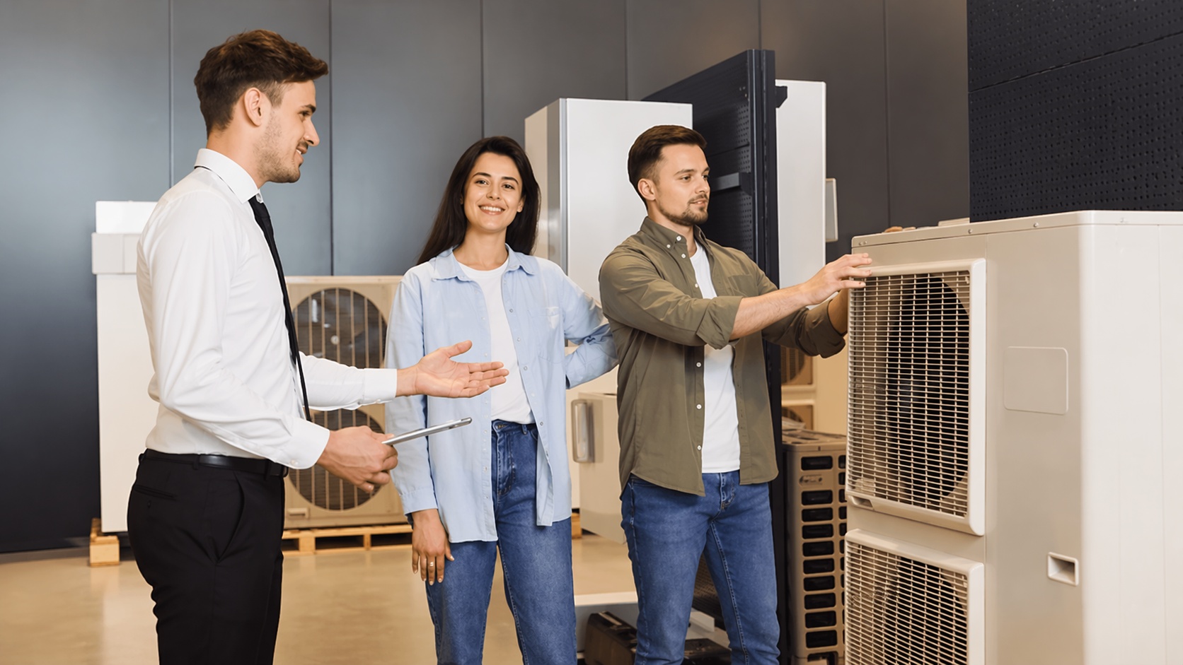 Kupci biraju klima uređaj u prodavnici uz pomoć prodavca