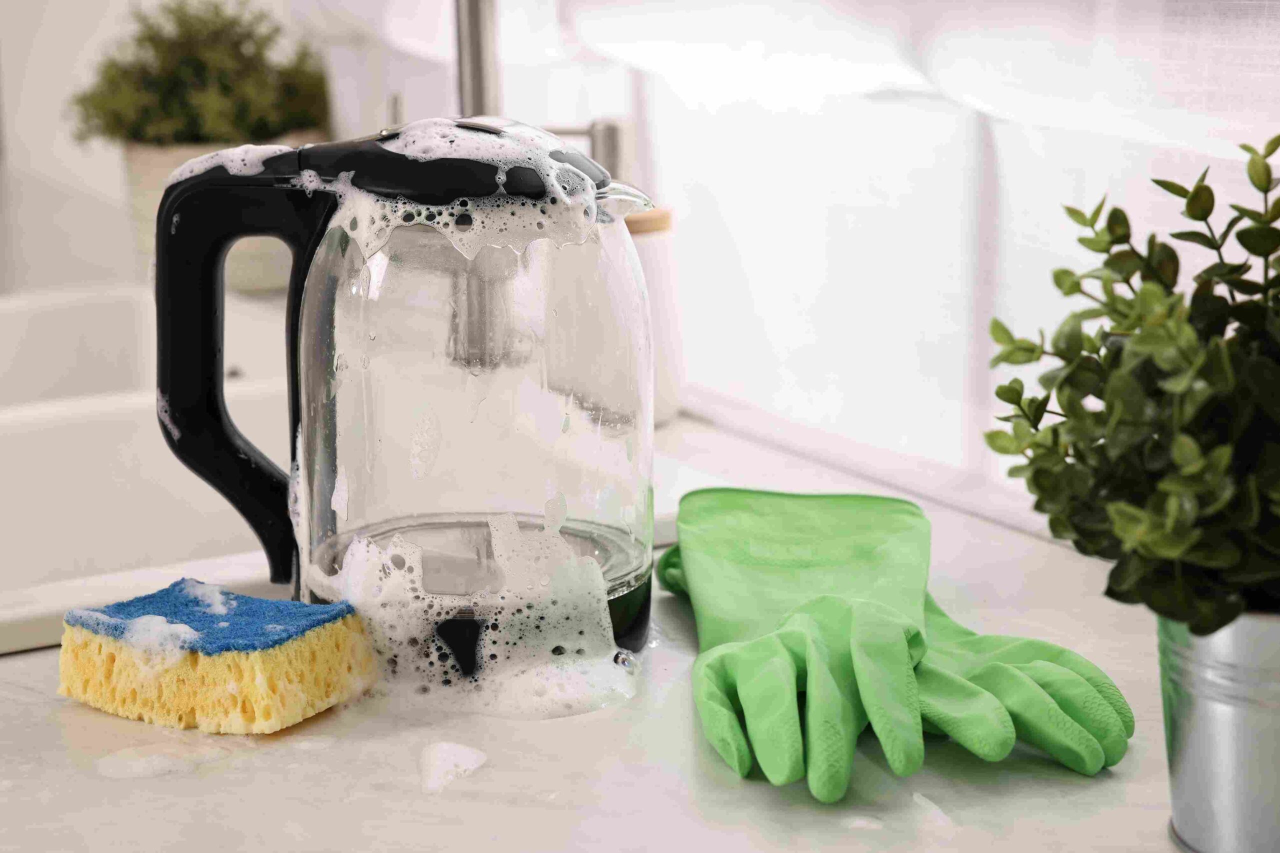 Čišćenje staklenog kuvala sunđerom i deterdžentom