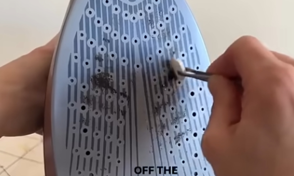 Uklanjanje zagorele tkanine sa ploče pegle