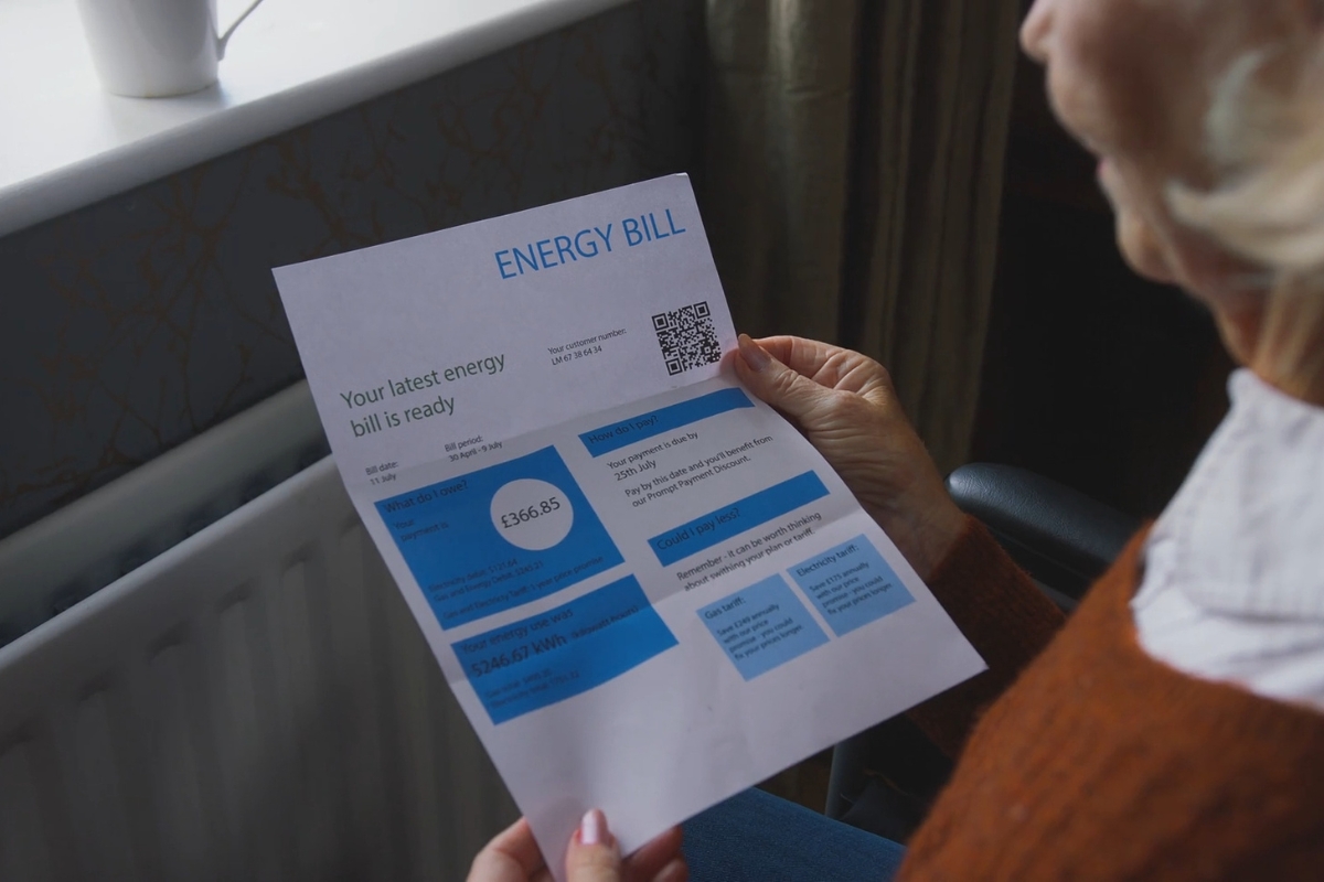 prikaz osobe koja gleda u račun za struju