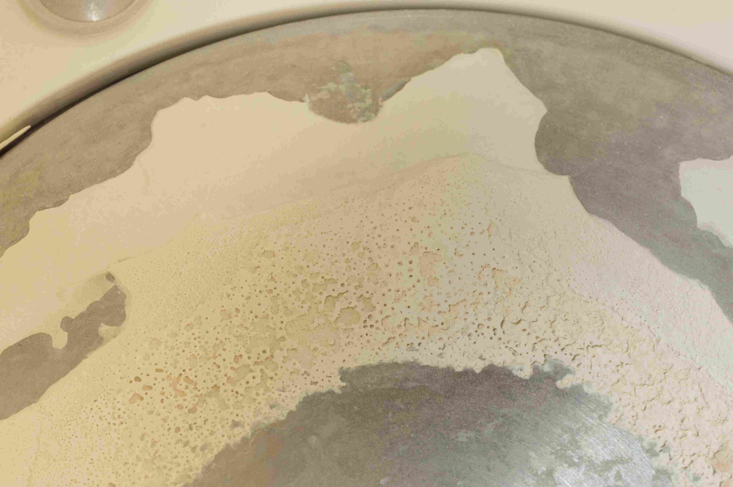 Naslage kamenca na dnu električnog kuvala za vodu