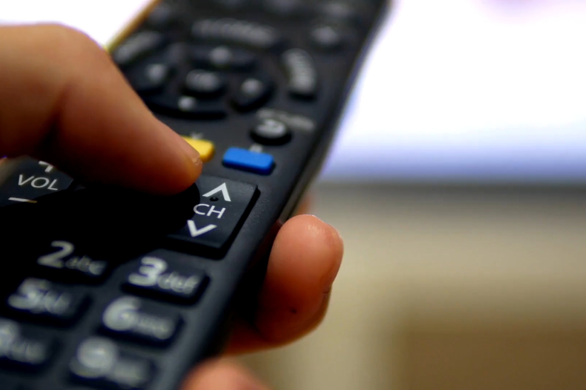 osoba koristi daljinski