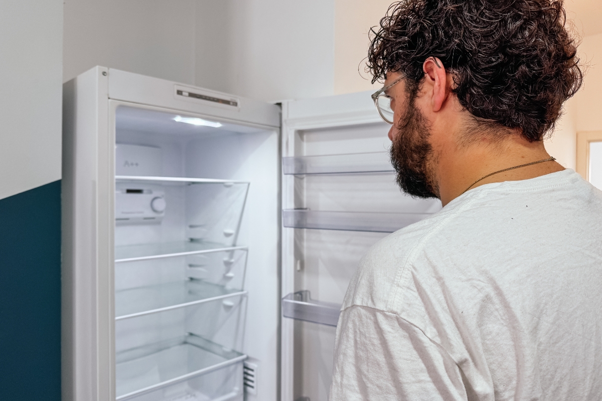 momak gleda u prazan frižider