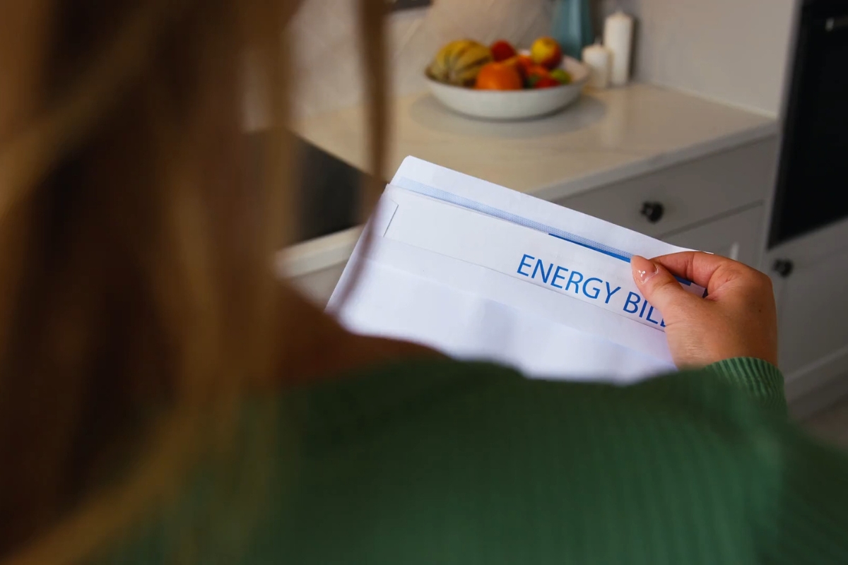 devojka gleda u račun za struju