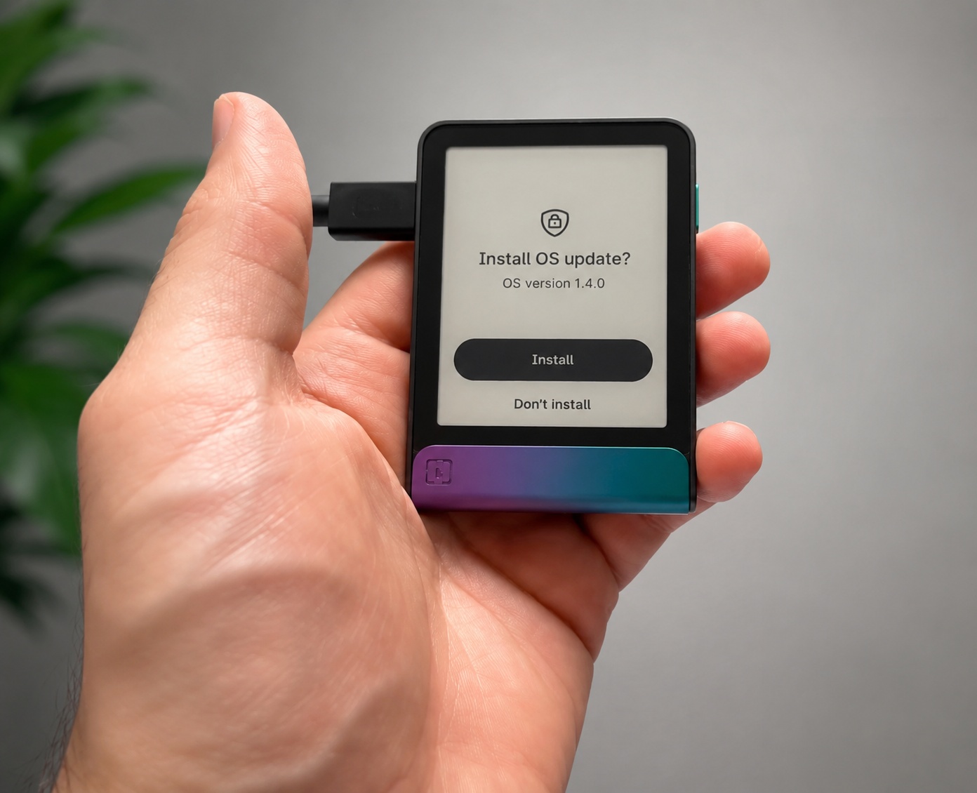 Osoba drži Ledger Flex hardverski novčanik tokom instalacije sigurnosnog ažuriranja sistema