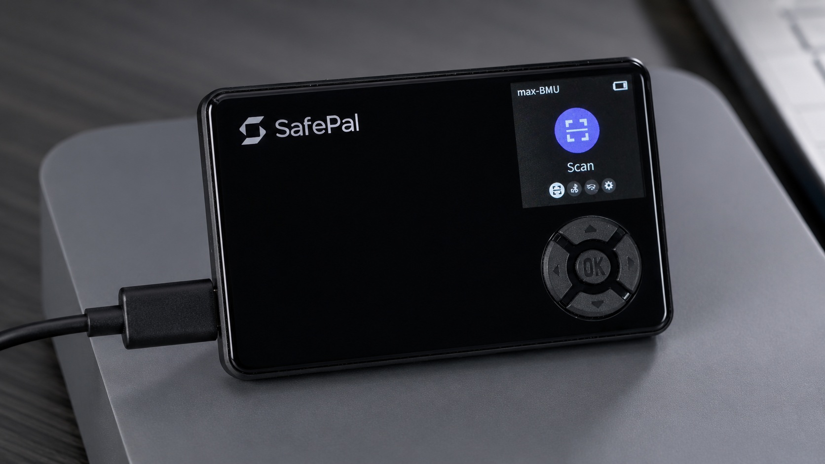 SafePal S1 hardverski novčanik povezan kablom tokom podešavanja i skeniranja transakcija
