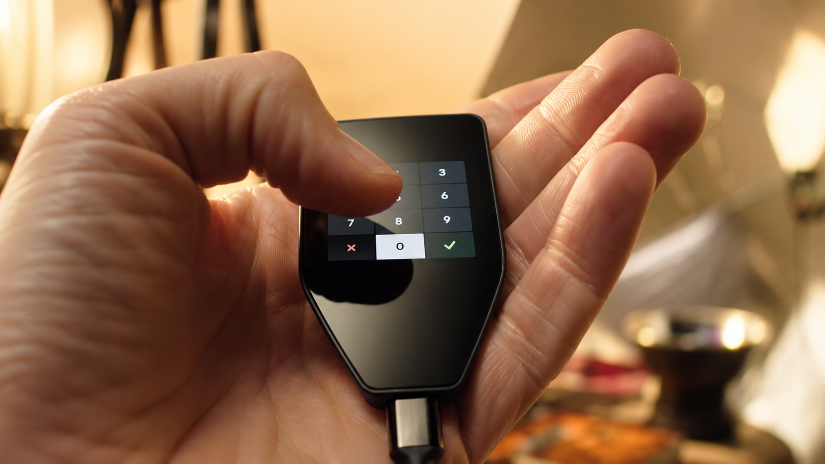 Unos PIN koda na Trezor Safe 5 hardverskom novčaniku za sigurnu potvrdu pristupa kripto sredstvima
