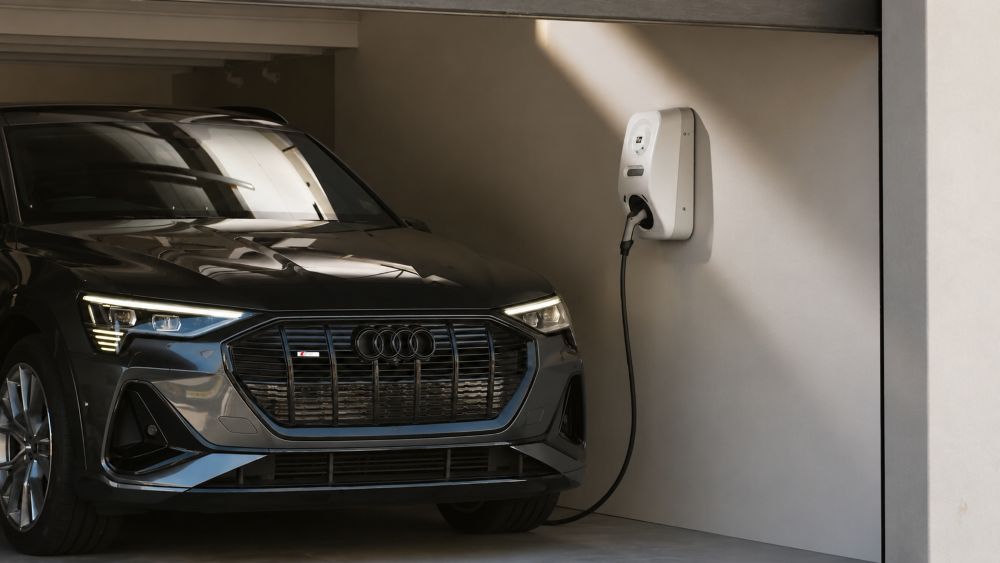 Električni automobil povezan na SMA EV Charger u garaži tokom kućnog punjenja.