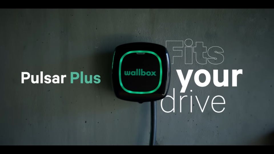 Wallbox Pulsar Plus EV punjač montiran na zidu sa karakterističnim LED osvetljenjem.