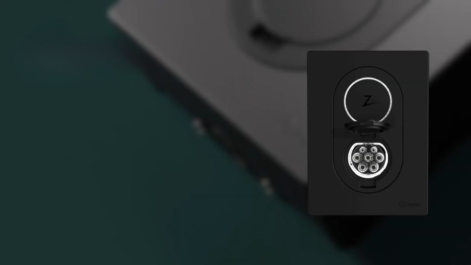 Zaptec Go wallbox punjač sa otvorenim priključkom za punjenje električnih vozila.
