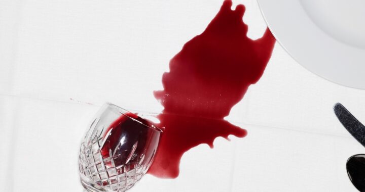Kako ukloniti fleku od vina sa stolnjaka, košulje i kauča?
